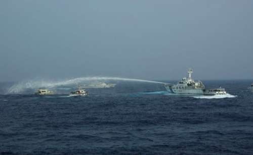 Tàu công vụ Nhật Bản dùng vòi rồng xua đuổi tàu Đài Loan ở vùng biển đảo Senkaku
